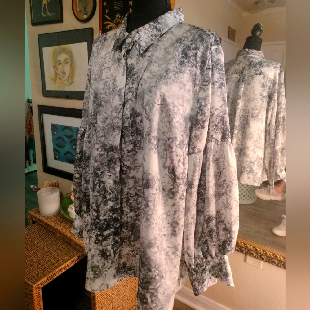 Vince Camuto marble print button up. 3X